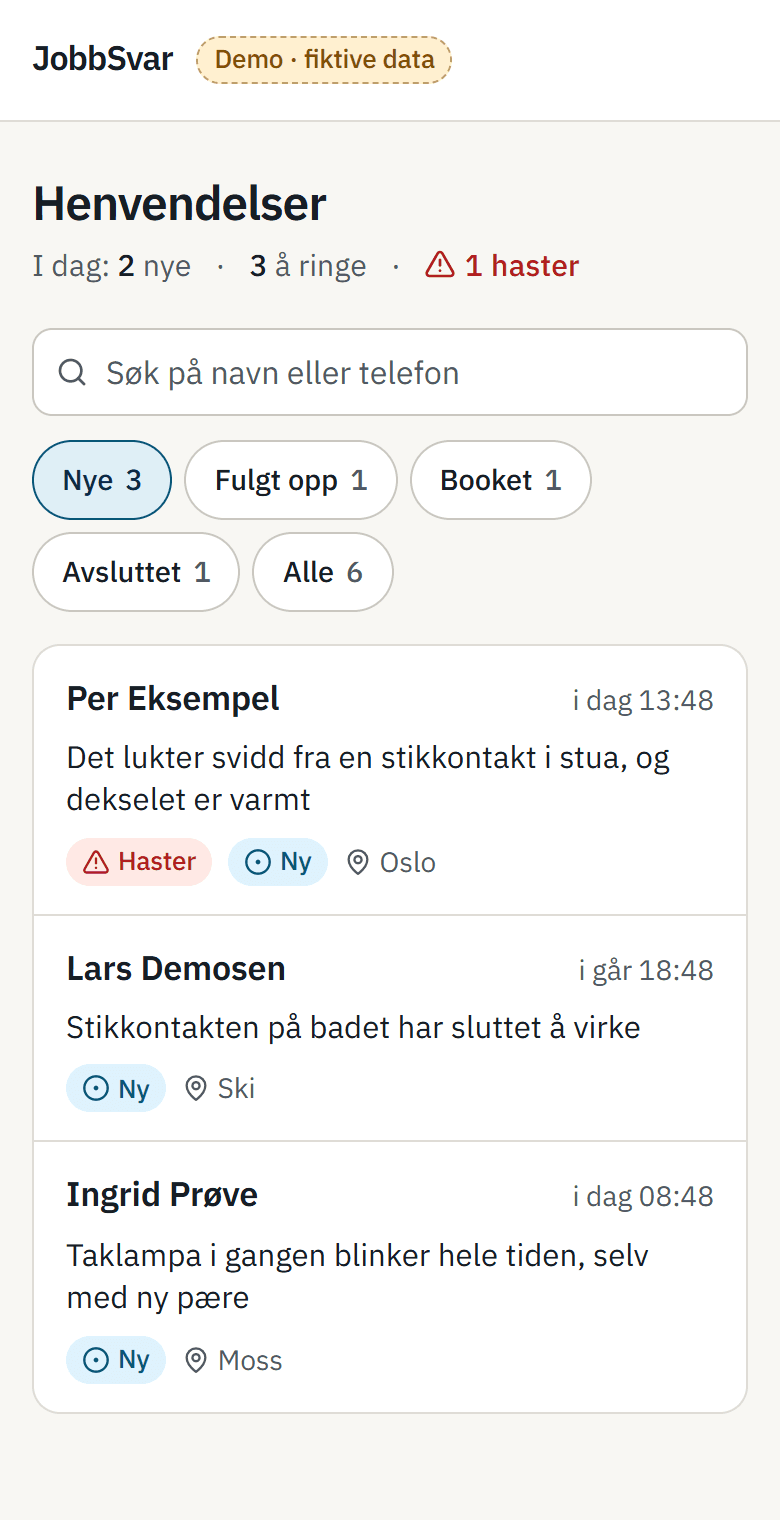 Innboksen i JobbSvar på mobil: en sak merket Haster øverst, så nye saker med navn, problem og sted.